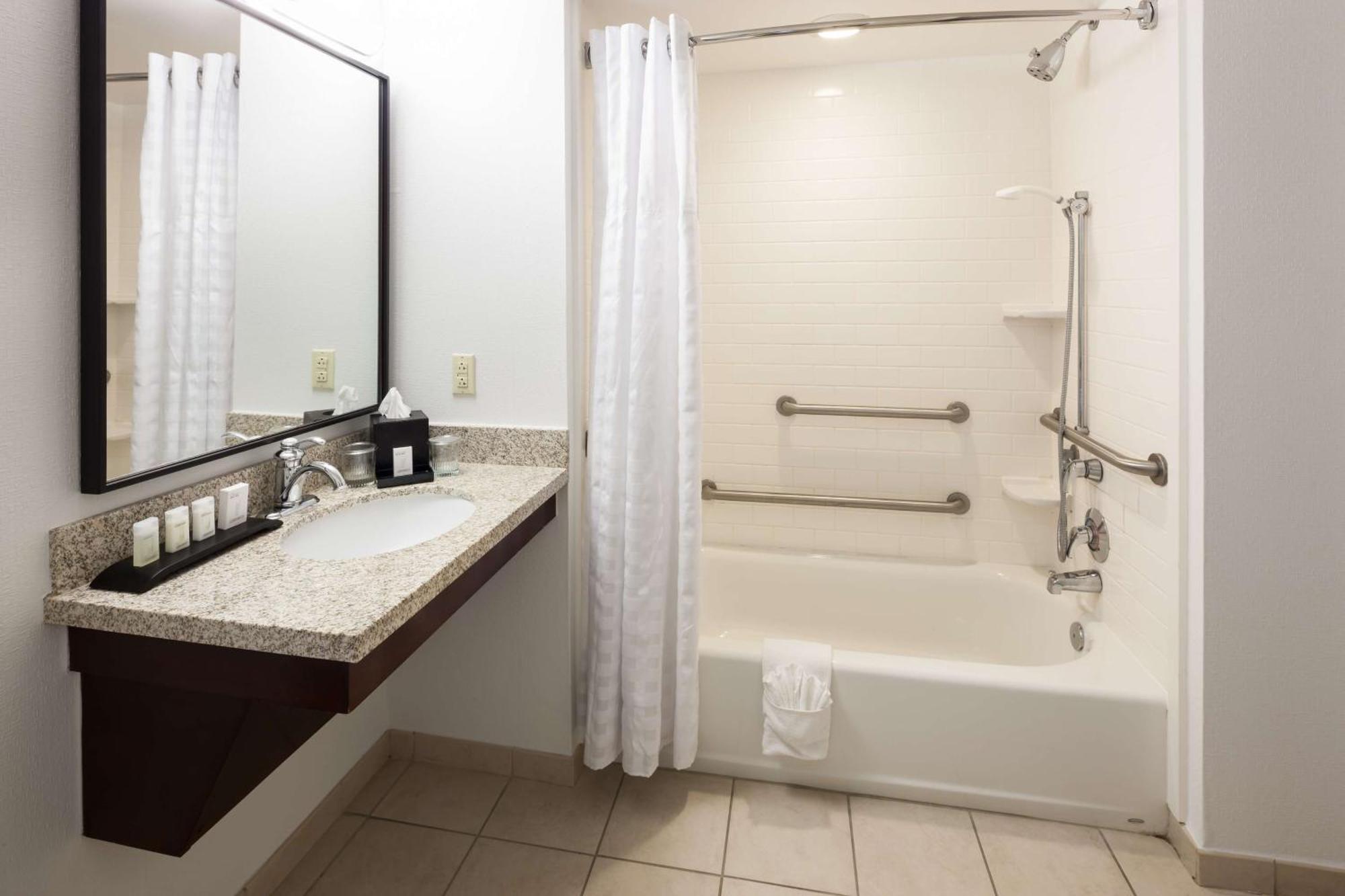 Embassy Suites By Hilton Tampa Brandon Heartland Dış mekan fotoğraf