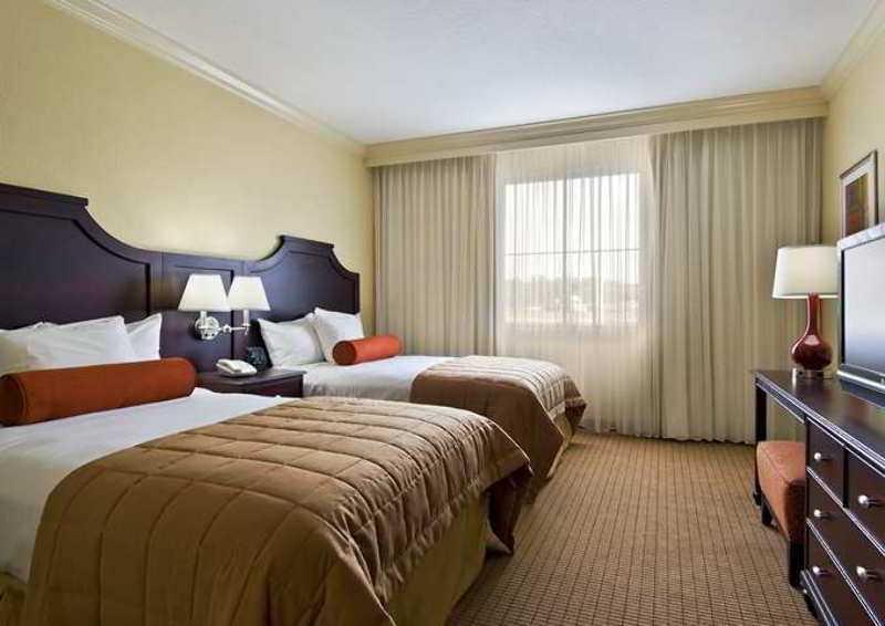 Embassy Suites By Hilton Tampa Brandon Heartland Dış mekan fotoğraf